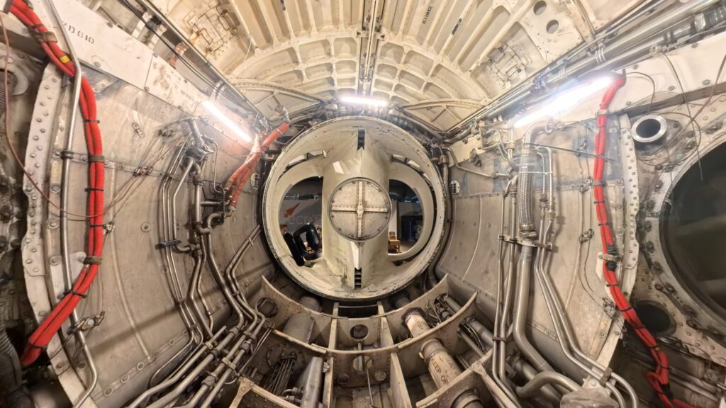 Abbildung 7: Triebwerksschacht der Sea Harrier FA.2, Blick nach vorn.