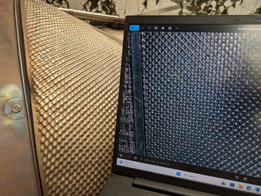 Figure 12: Proposed mould texture (on laptop screen) compared to the real texture.